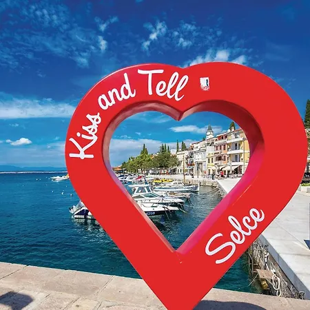 Apartment In With Kitchen *